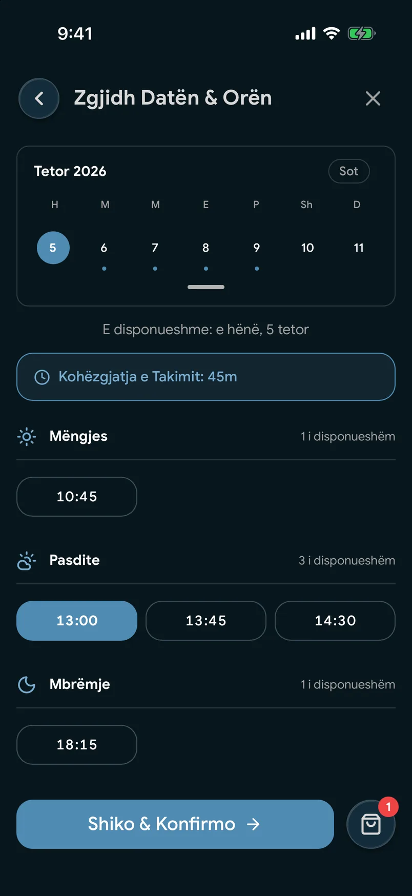 Një listim biznesi në aplikacionin EasyBook, me oraret e hapjes dhe një buton «Rezervoni»