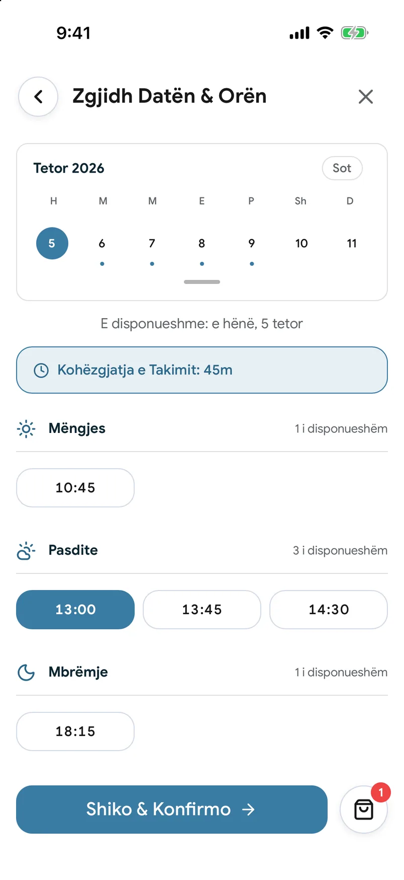 Një listim biznesi në aplikacionin EasyBook, me oraret e hapjes dhe një buton «Rezervoni»
