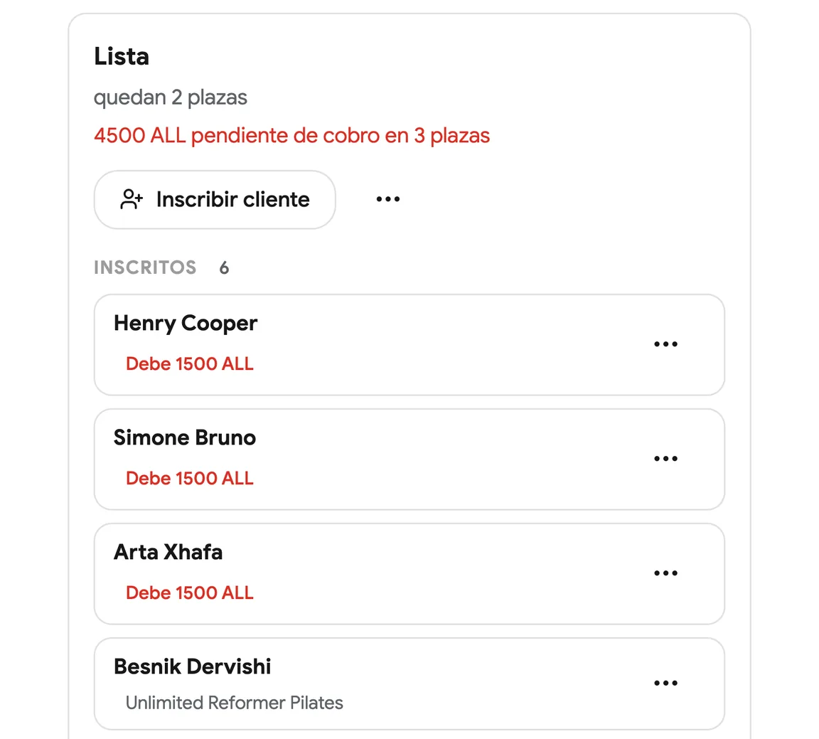 Una lista de clase con clientes con la llegada registrada